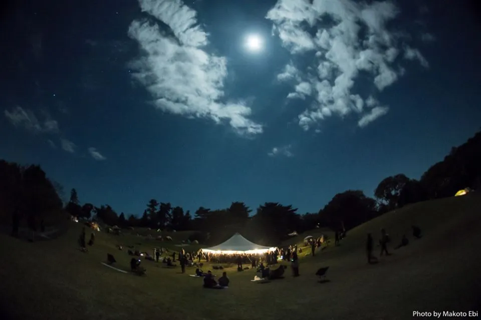 煌々と輝く満月の下のFestival de Frue GRASS STAGE