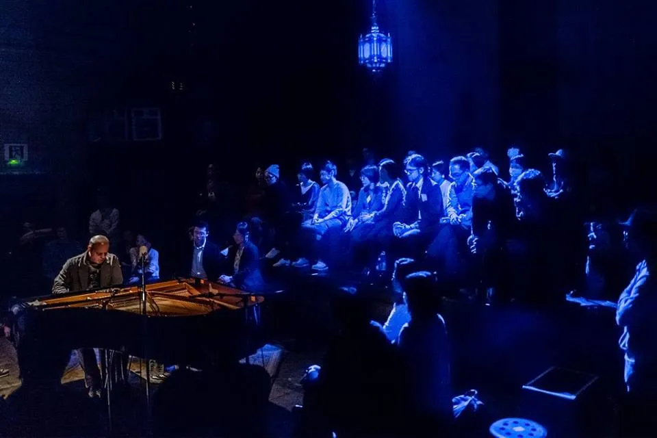 FRUEにてピアノを演奏する John Medeski とぐるりと回りを囲んだ観客