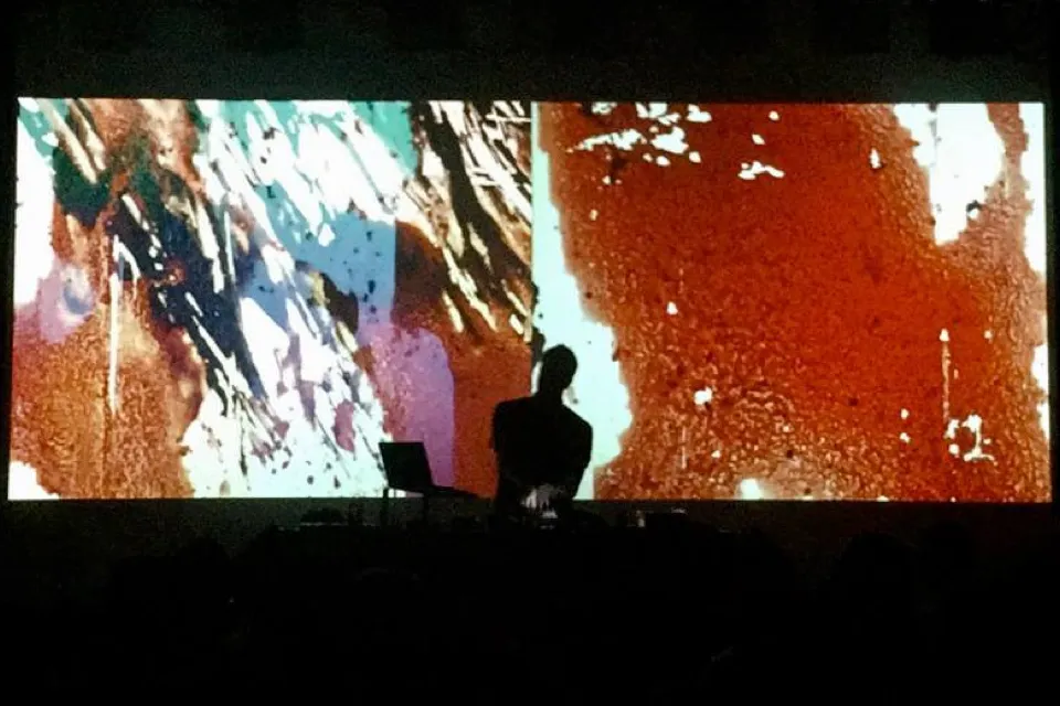 Festival de Frue の The Hall にてライブ中の Vessel と、背景に映し出された Pedro Maia の映像